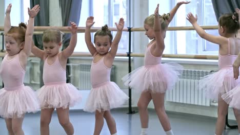 haciendo ejercicios de calentamiento de ballet