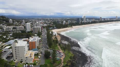 Rascacielos-Al-Lado-De-Burleigh-Heads-Continental-En-Gold-Coast-City-En-Queensland,-Australia