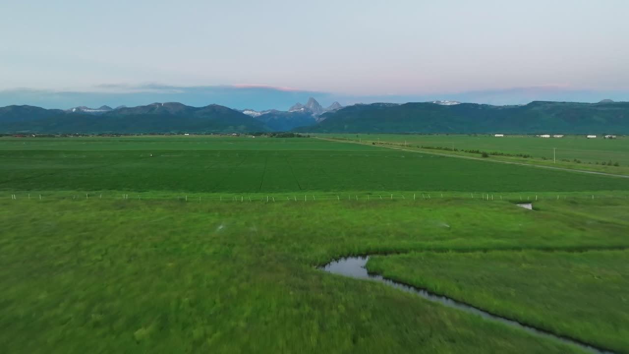아이다호 드리그스에 있는 광대한 녹지의 공중 전망 - 드론 샷