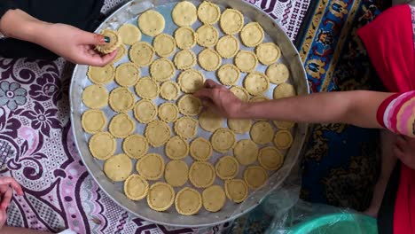 un grupo de niñas yemeníes están horneando galletas para la temporada sagrada del eid.