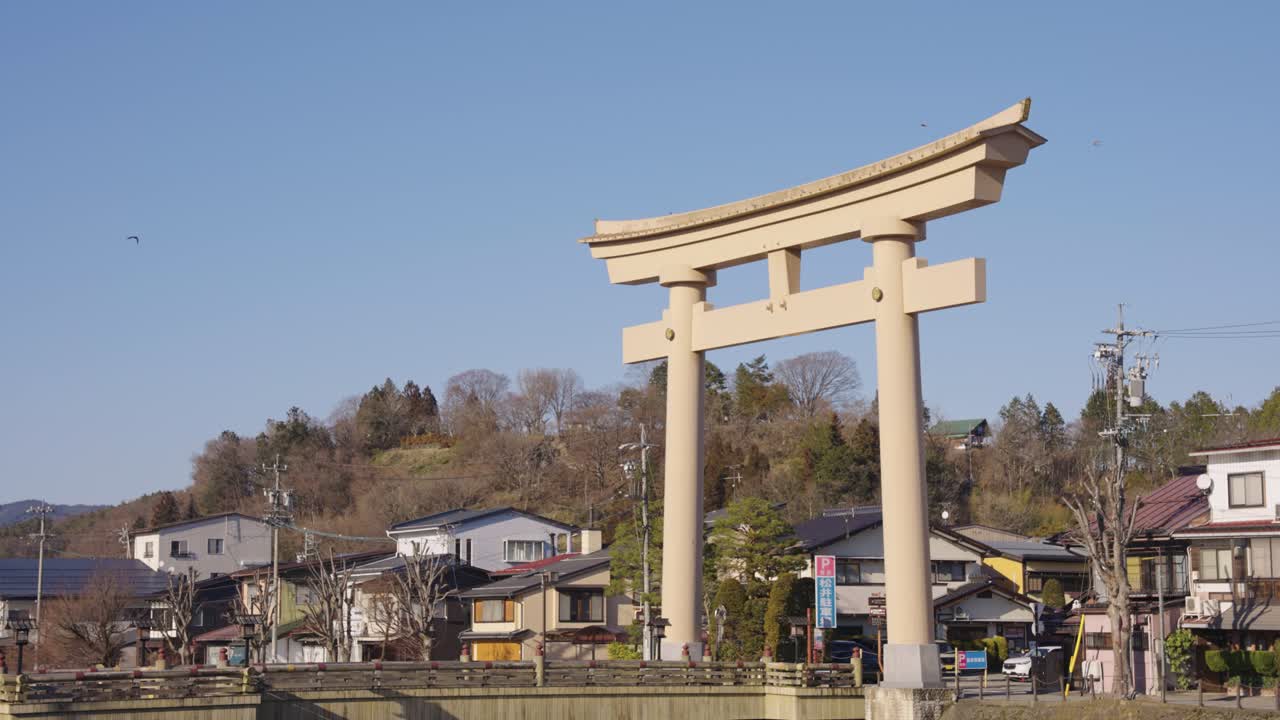 기후 다카야마에서 거대한 도리이를 지나 날아가는 일본 톤비 연새