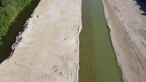 establecer una toma aérea sobre un río que pasa por un puente que conecta dos ciudades san giovanni valdarno, sur del río chianti arno