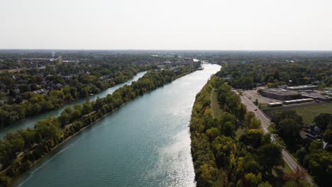 Breiter-Fluss-Mit-Schmalem-Kanal-An-Der-Seite