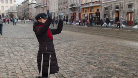 Lesbisches-Touristenpaar-Trifft-Sich-Nach-Langer-Trennung,-Zwei-Frauen-Laufen-In-Der-Stadt-Aufeinander