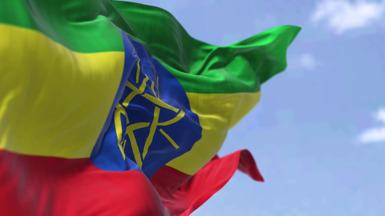 detalle de la bandera nacional de etiopía ondeando en el viento en un día despejado.