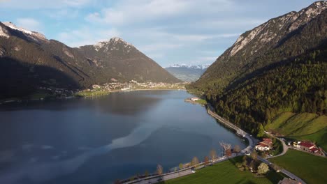 vista aérea del lago achen y los alpes durante la puesta de sol