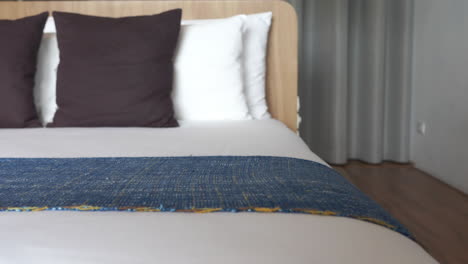 inclinación lenta hacia arriba desde el pie de la cama de un hotel hasta la cabecera