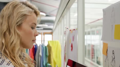 mujer joven trabajando en un estudio de moda