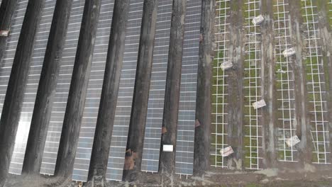 vista aérea de una granja solar en construcción con algunos paneles terminados y otros con solo el marco