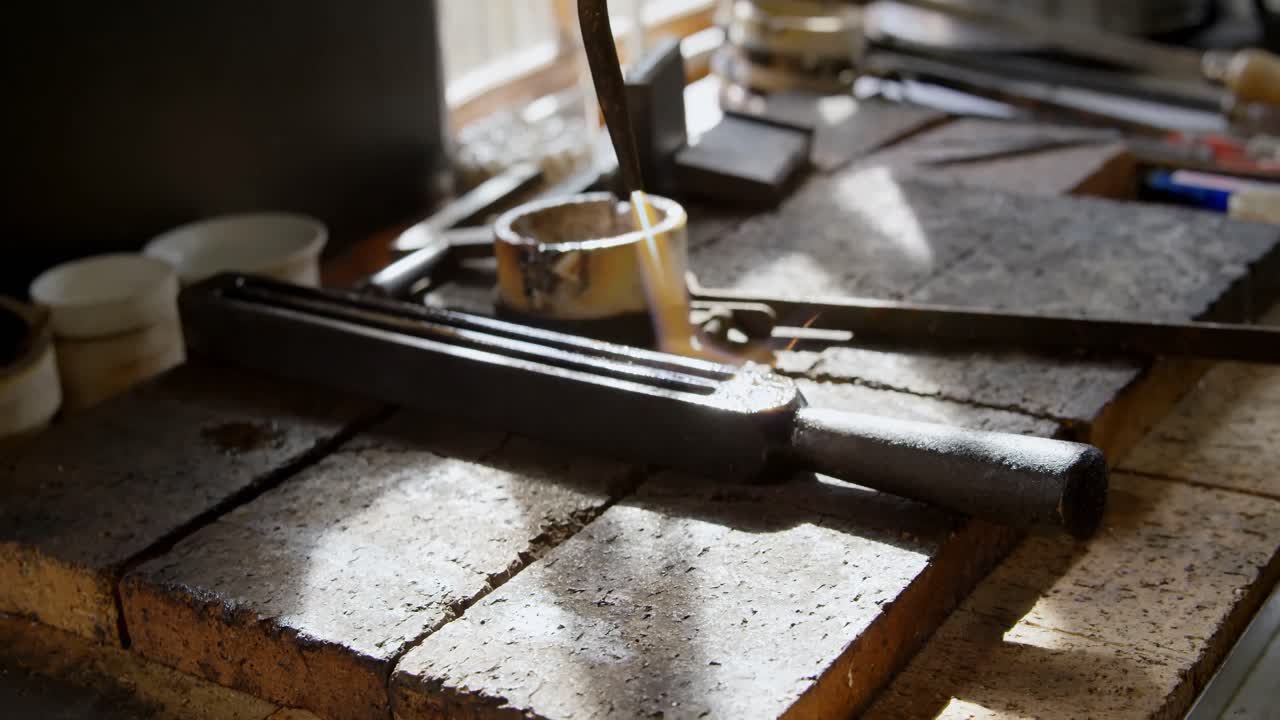 metal siendo calentado en el taller 4k