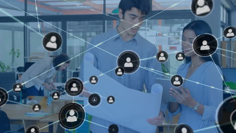 animación de la red de conexiones entre diversas personas de negocios en la oficina