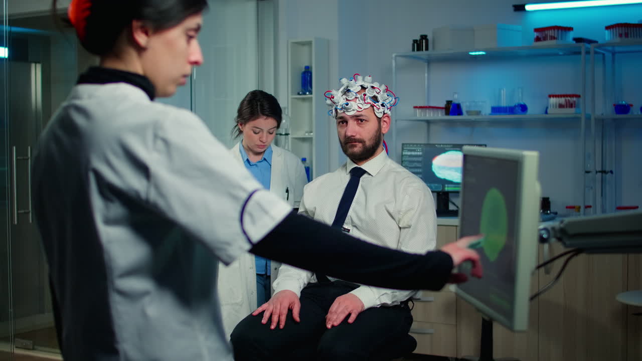 hombre paciente participando en un experimento neurológico