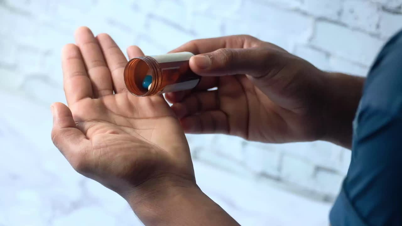 persona que toma un medicamento