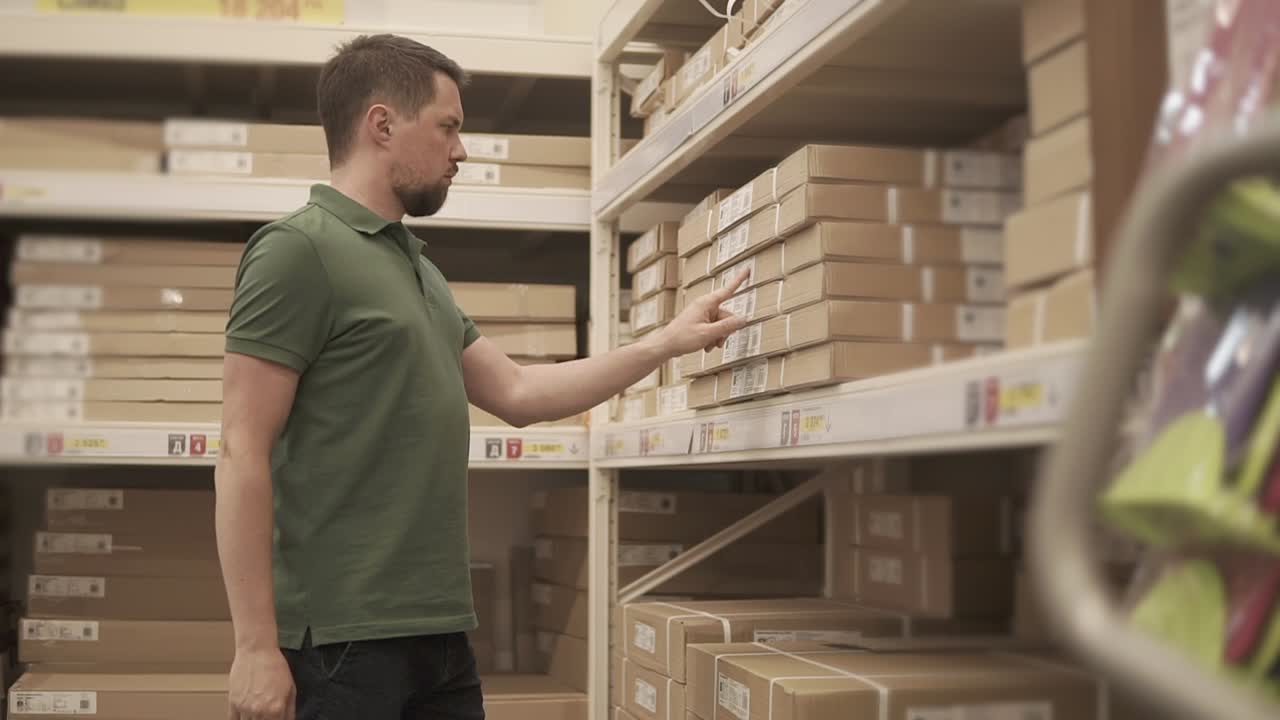 человек, делающий покупки в розничном магазине