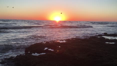 Lapso-De-Tiempo-De-Las-Olas-Rompiendo-En-La-Costa-Del-Golfo-De-California,-Puerto-Peñasco,-Punto-Rocoso,-México,-Al-Atardecer