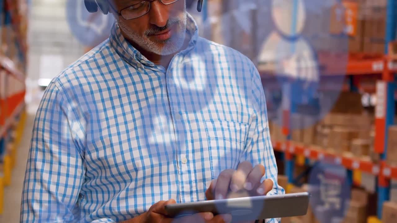 animación de iconos digitales sobre el hombre usando tableta en el almacén