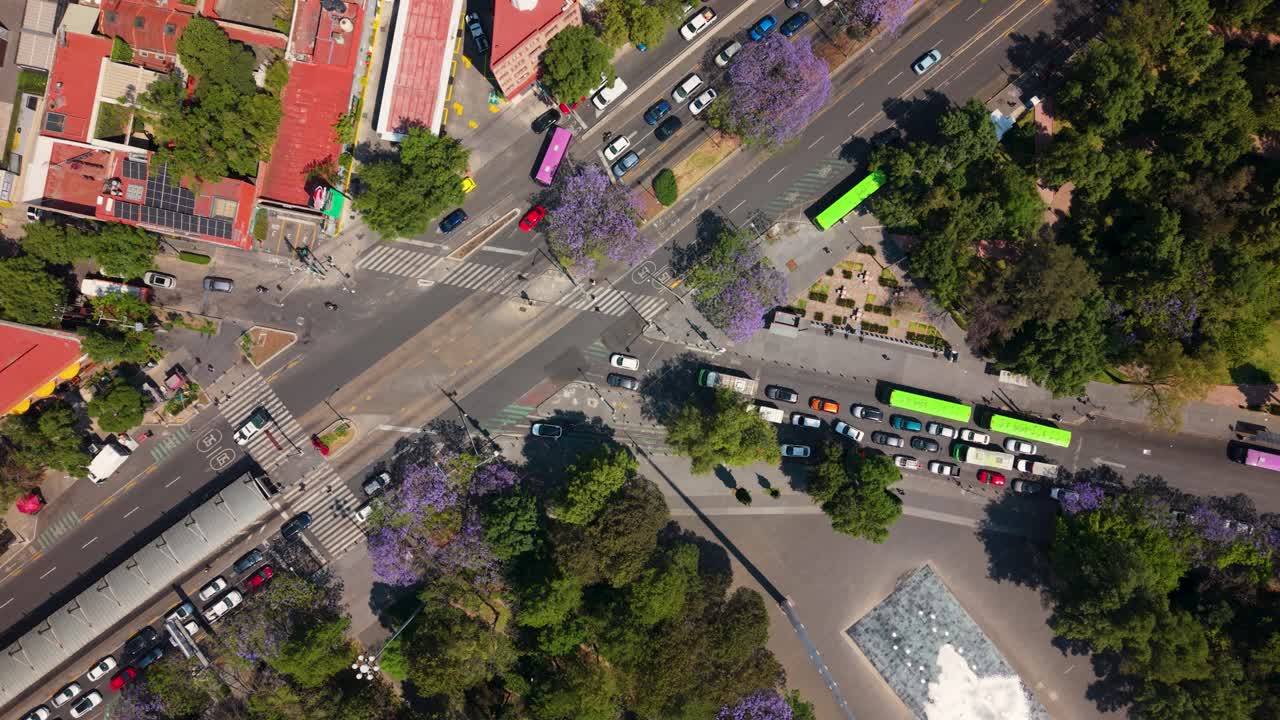 Açık bir günde CDMX'te trafiğin aktığı yüksekten kuşbakışı görünüm