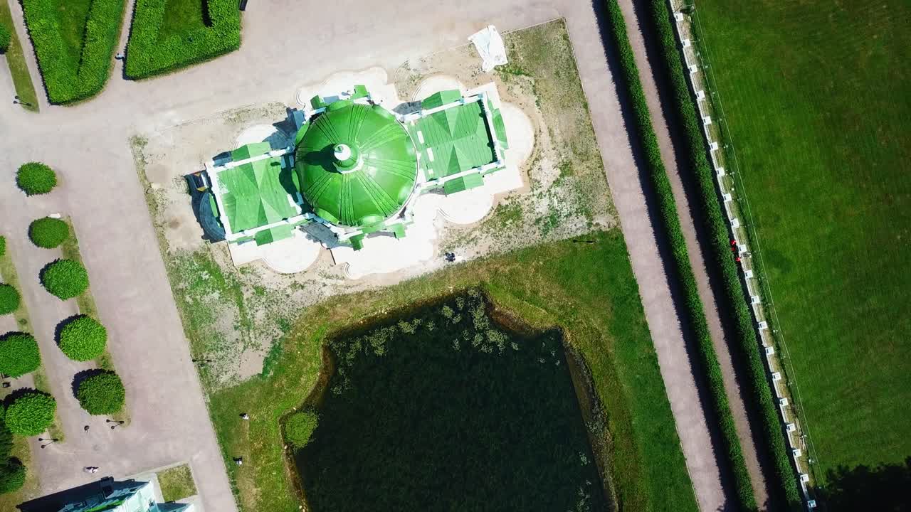 воздушный вид на дворцовый сад летом