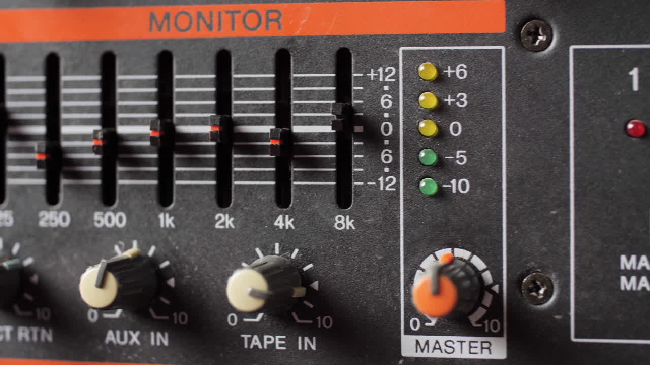 먼지가 많은 오래된 오디오 콘솔 근접 촬영. 슬라이딩