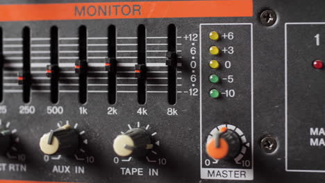 viejo y polvoriento primer plano de la consola de audio. corredizo