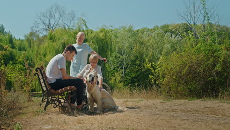 familia disfrutando de un día en el parque con un perro
