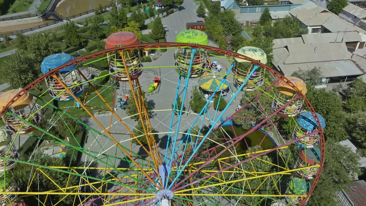 старое ржавое колесо в заброшенном парке развлечений в сайраме недалеко от шымкента в казахстане