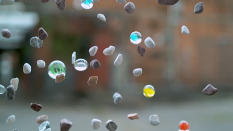 piedras cayendo del cielo en movimiento con un fondo borroso