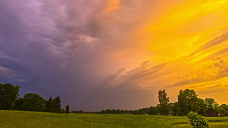 Hermoso-Lapso-De-Tiempo-Y-Cambio-De-Color-De-Las-Nubes-En-El-Cielo-Al-Atardecer