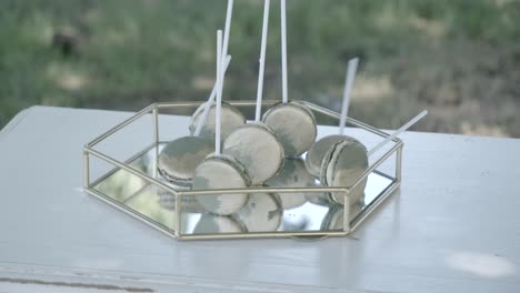 macarrones en un árbol de espejo soplado por el viento