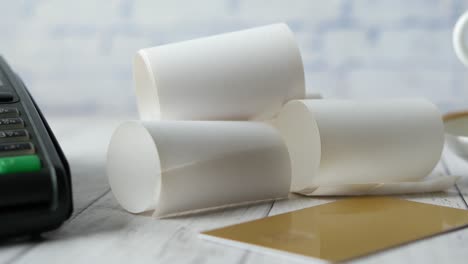 máquina de pos y papel de rollo largo en la mesa