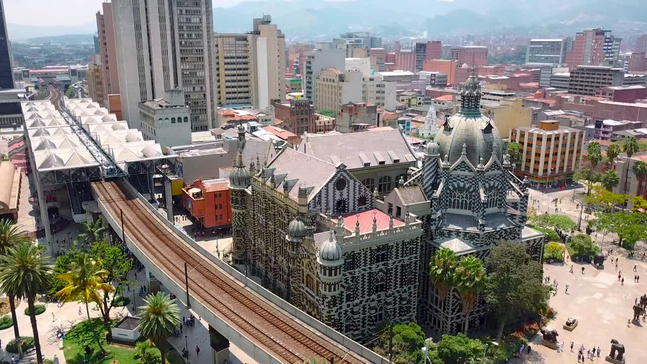 Bela tomada reveladora da praça Botero e da estação de metrô em Medellín
