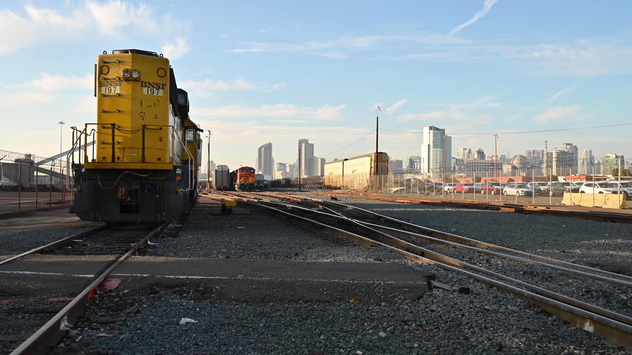 도시 옆 샌디에고의 산업 기차역 - 와이드 팬