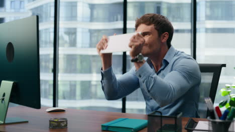 Angry-ceo-arguing-throwing-keyboard-closeup.-Businessman-feeling-nervous-alone