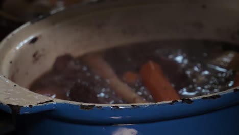 Beef-Bourguignon,-Das-Fleisch-Auf-Die-Röstzwiebeln-Legen