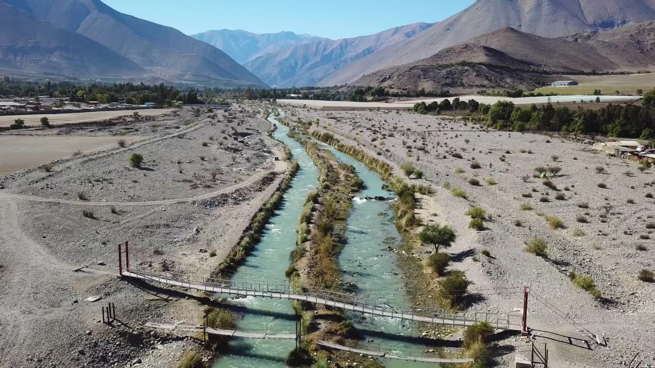 puente sobre el río de agua azul en un