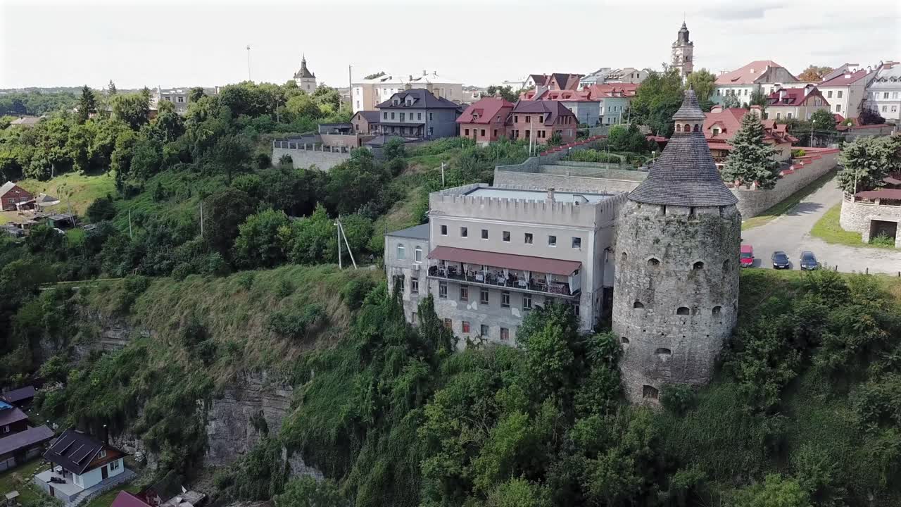 우크라이나, 카미아네츠 포스키, 혼차르스카 바슈타 타워 주변의 반 원, 초록색으로 둘러싸여 있습니다.