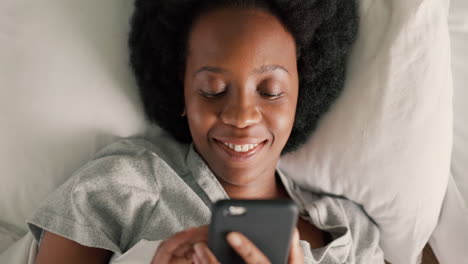 Girl-in-bed-with-smartphone-reading-funny-message