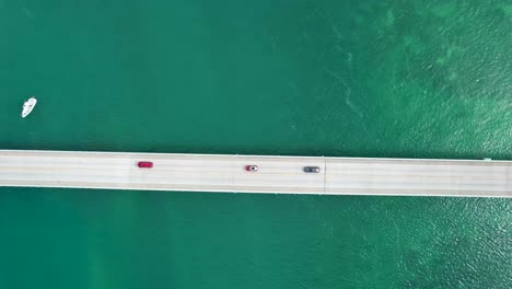 automóviles que conducen sobre un puente largo en las llaves de florida de la autopista en el extranjero, vista aérea recta hacia abajo