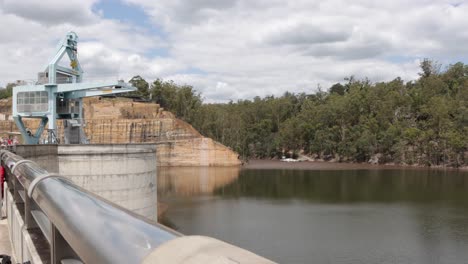 Gran-Grúa-Ubicada-En-La-Parte-Superior-De-La-Pared-De-La-Presa-De-Warragamba