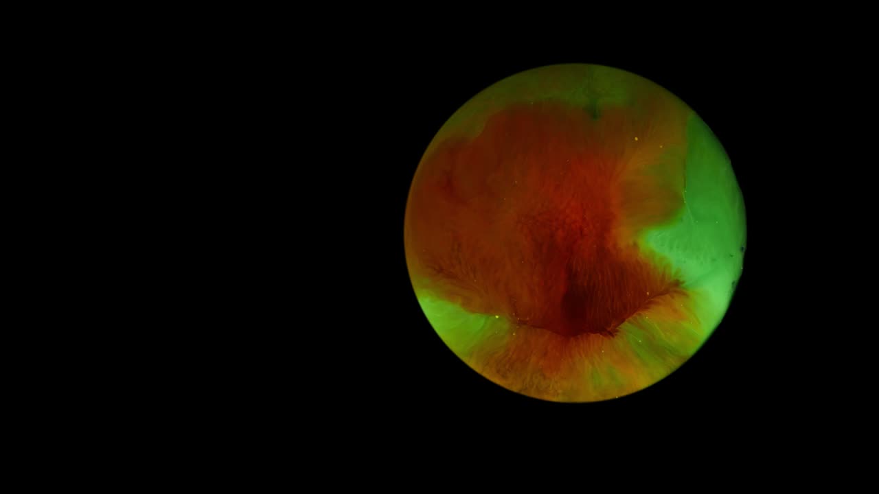 абстрактная коричнево-зеленая планета с движущейся поверхностью широкая