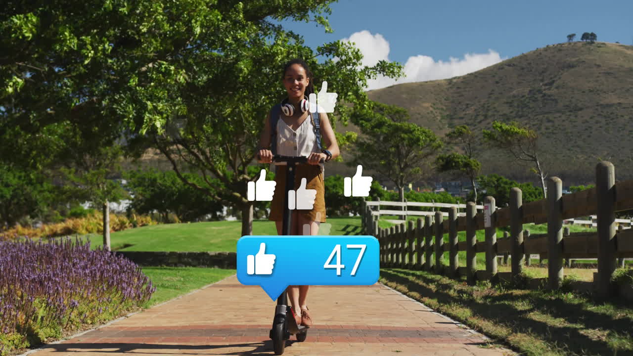 montando un scooter en el parque, a una mujer con redes sociales le gusta más la animación que el video
