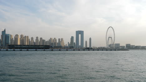 horizonte de jbr y la noria de ain dubai vista desde palm jumeirah