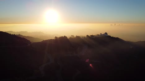 mañana brumosa sobre los ángeles junto con el observatorio griffith con el horizonte del lado oeste de la ciudad al fondo