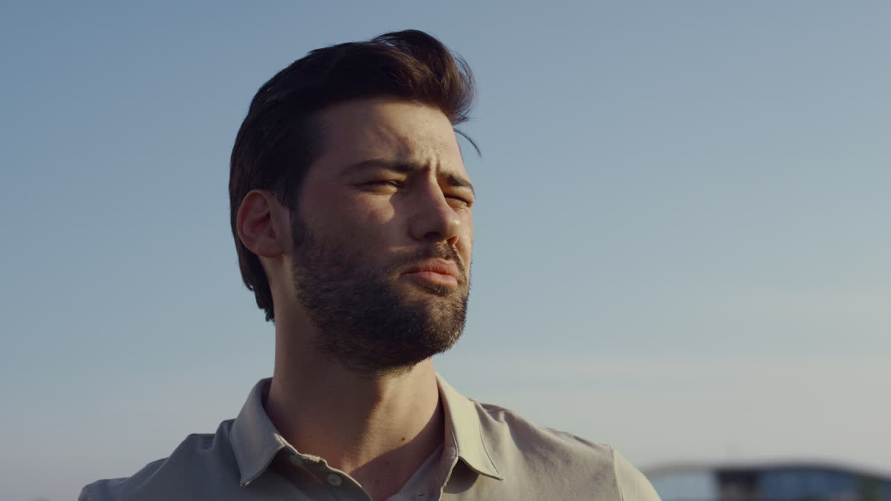 hombre guapo hablando al aire libre. hombre de negocios barbudo posando en un cielo sin nubes.