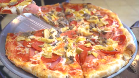 tomando una porción de pizza en un restaurante italiano