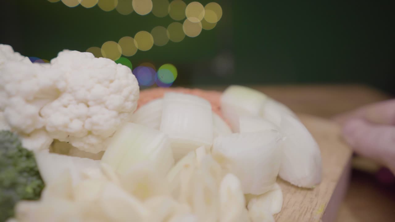 verduras picadas y lentejas en una tabla de cortar de madera área interior cocinero casero