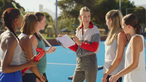 Entrenador-De-Hockey-Planeando-Una-Estrategia