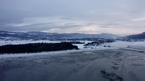 Drone-Volando-Sobre-La-Orilla-Del-Río-San-Lorenzo-En-Baie-Saint-paul-En-Invierno