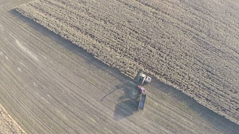 maquinaria agrícola ocupada con la cosecha de los cultivos vista aérea