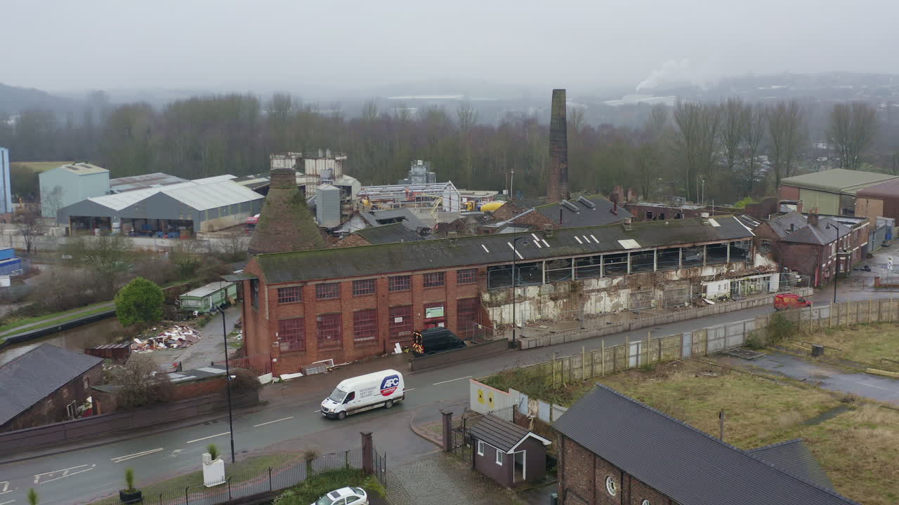 vista aérea de la alfarería de kensington funciona una antigua fábrica de alfarería abandonada y abandonada y un horno de botellas ubicado en longport, declive industrial